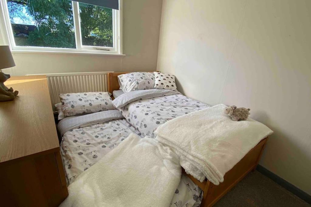 Cheerful 3 Bedroom Bungalow With Indoor Fire Place Gloucester Esterno foto