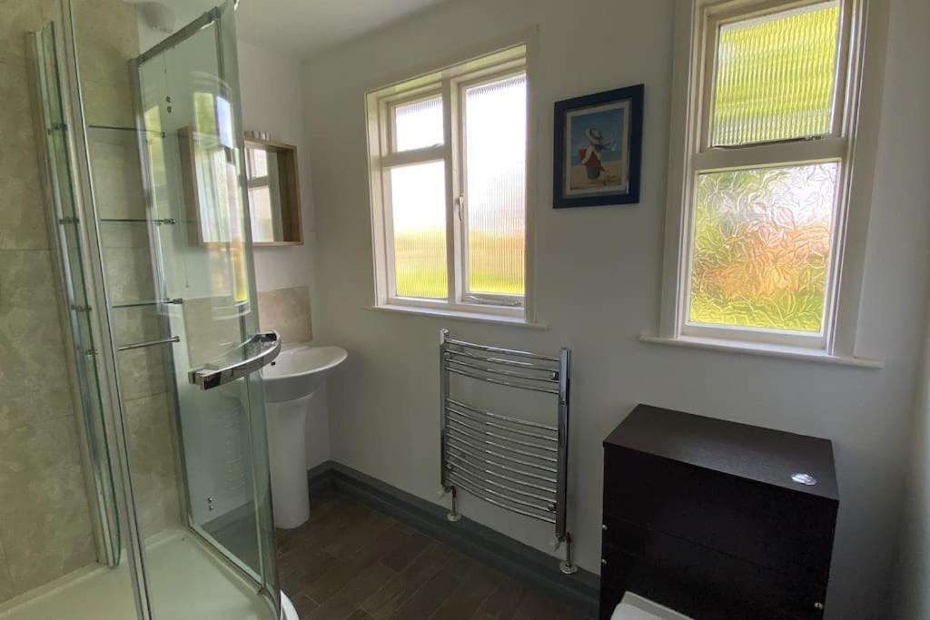 Cheerful 3 Bedroom Bungalow With Indoor Fire Place Gloucester Esterno foto