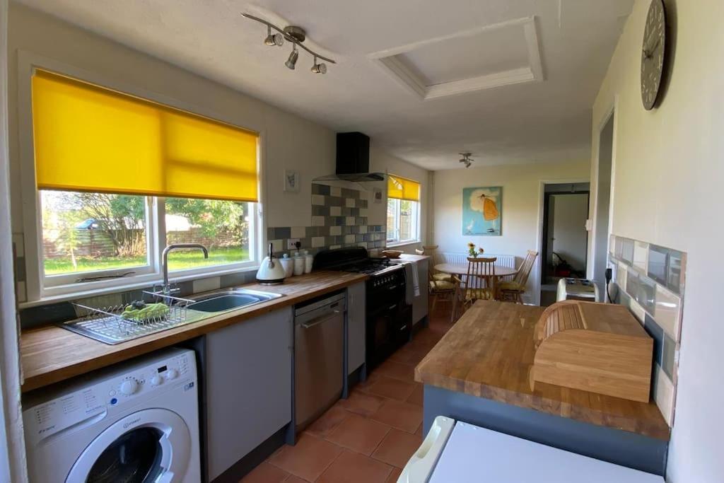 Cheerful 3 Bedroom Bungalow With Indoor Fire Place Gloucester Esterno foto