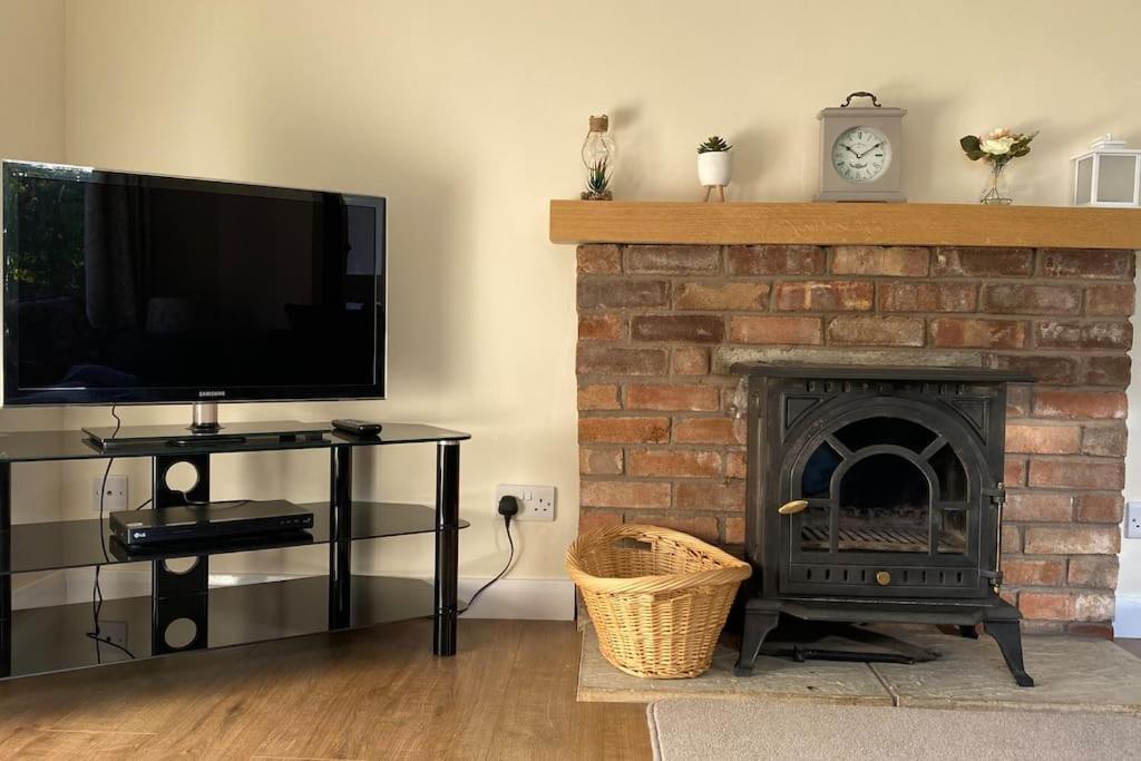 Cheerful 3 Bedroom Bungalow With Indoor Fire Place Gloucester Esterno foto
